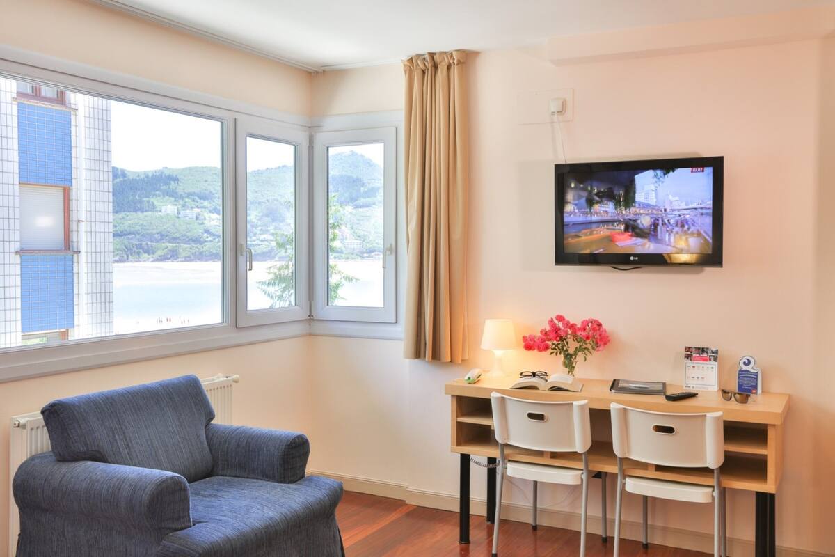 Premium bedding, down duvets, pillow-top beds, minibar