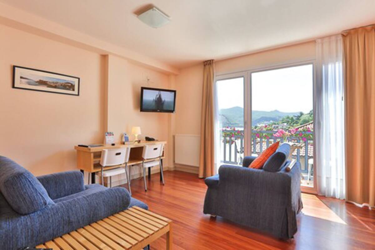 Premium bedding, down duvets, pillow-top beds, minibar