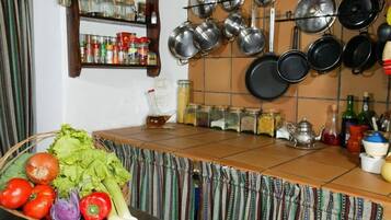 Lunch and dinner served, international cuisine