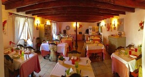 Lunch and dinner served, international cuisine