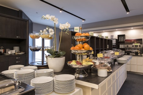 Serves breakfast, lunch, and dinner