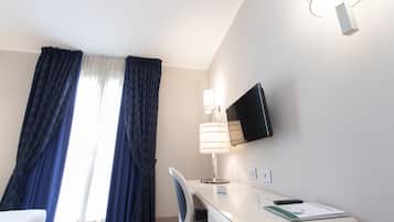 Doppia Superior | Copriletto in piuma, minibar, una cassaforte in camera, una scrivania