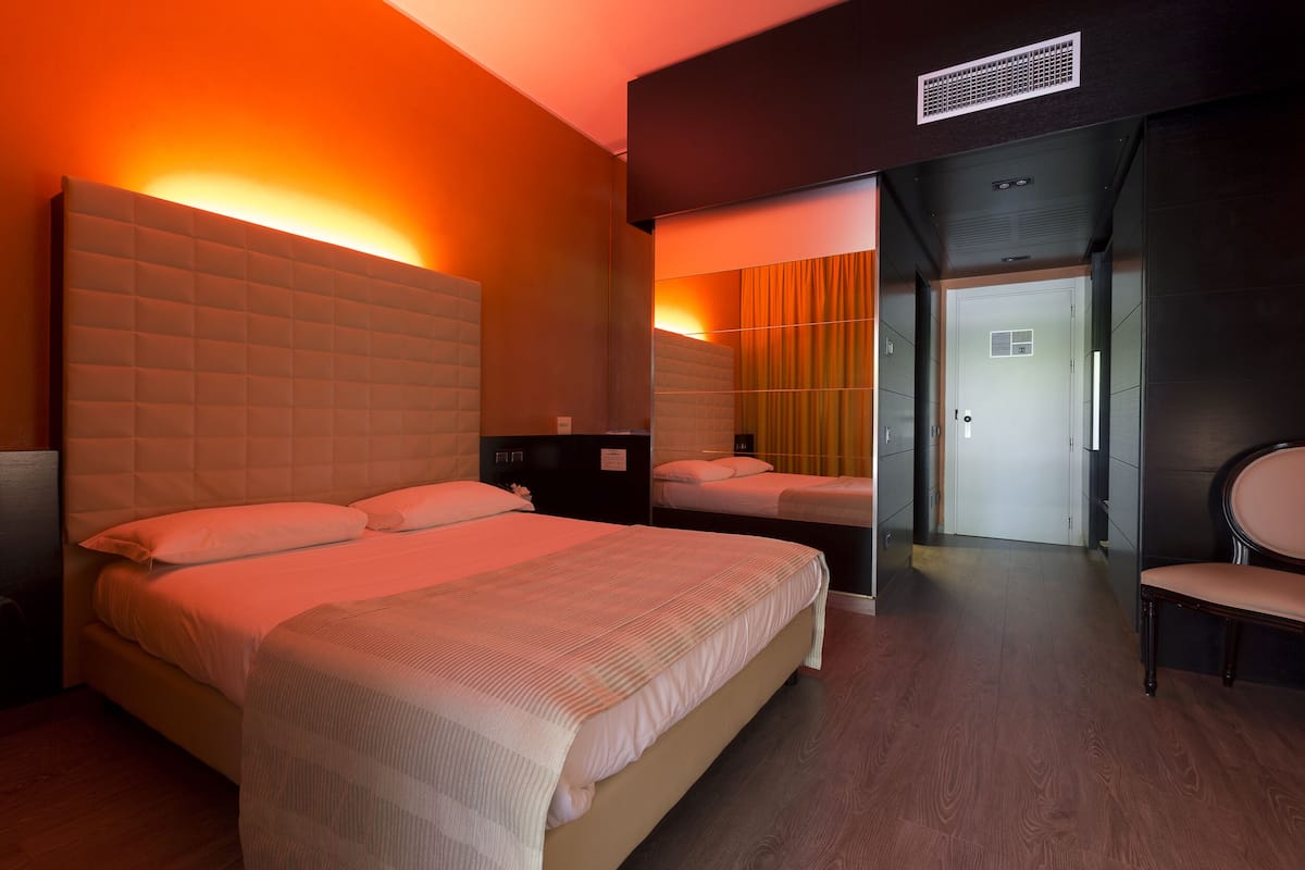 Edredón, minibar, caja de seguridad en la habitación y escritorio