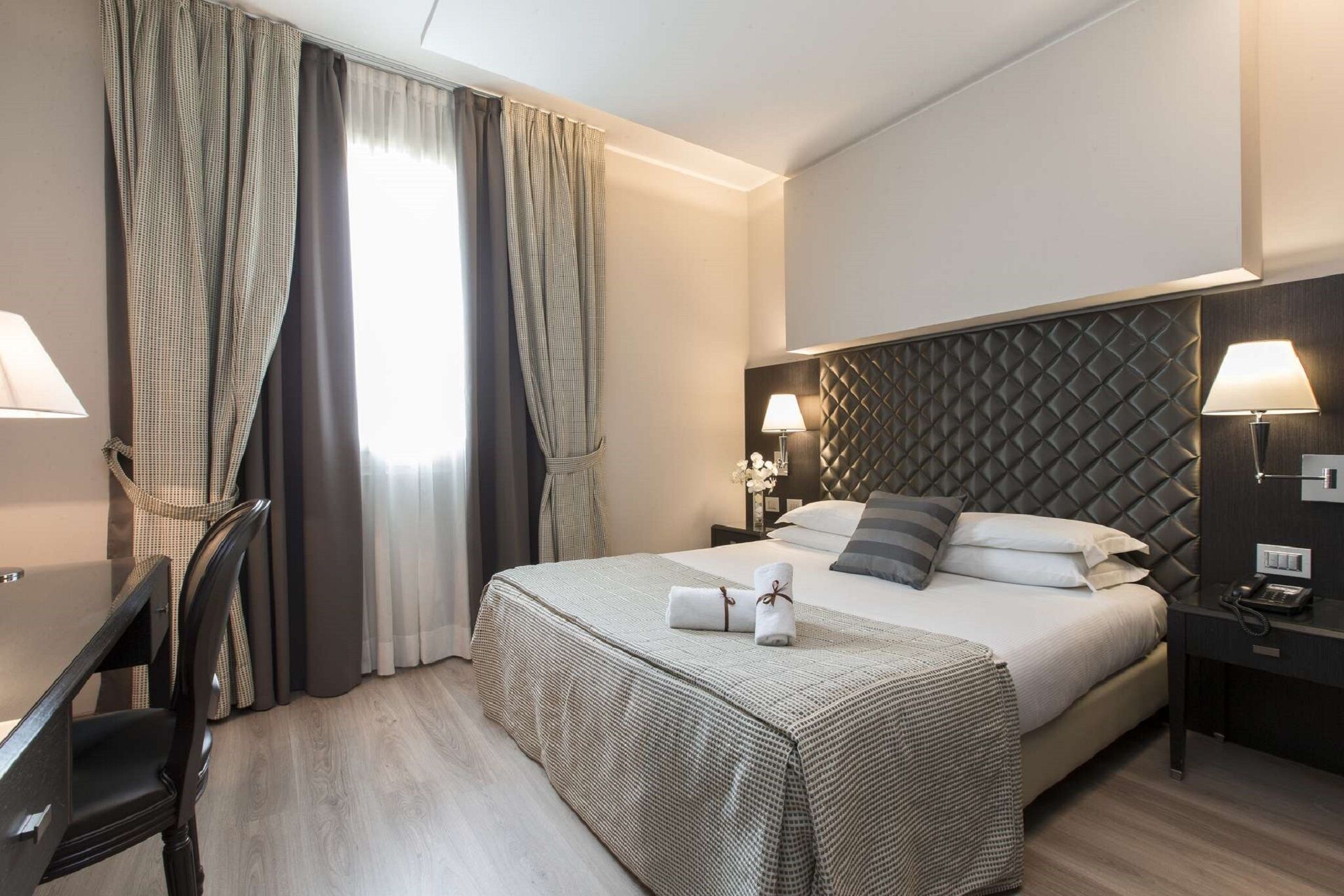 Edredón, minibar, caja de seguridad en la habitación y escritorio 