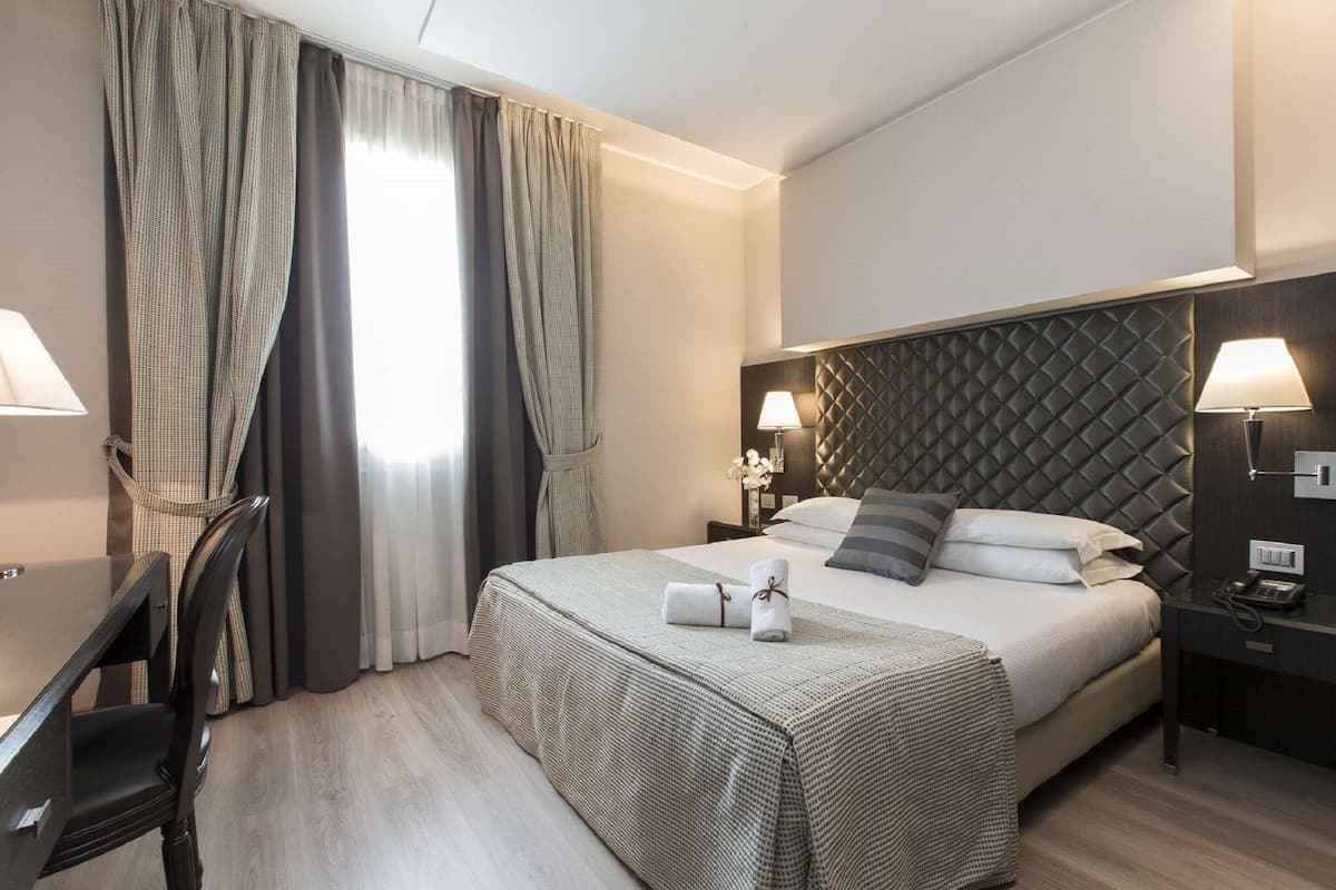 Edredón, minibar, caja de seguridad en la habitación y escritorio