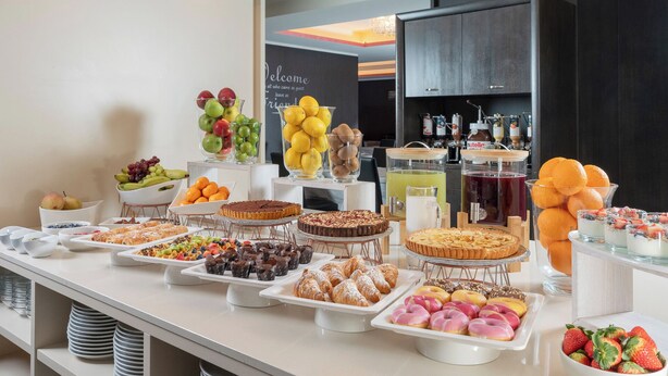 Een buffet met diverse desserts en fruit.