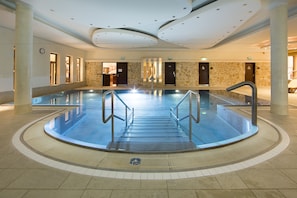 Indoor pool, sun loungers - Hotel Król Kazimierz (Kazimierz Dolny)