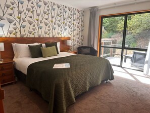 Premium bedding, individually decorated, individually furnished, desk - Wanaka Springs Lodge (Wanaka)