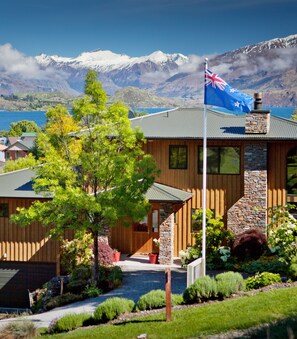 Front of property - Wanaka Springs Lodge (Wanaka)