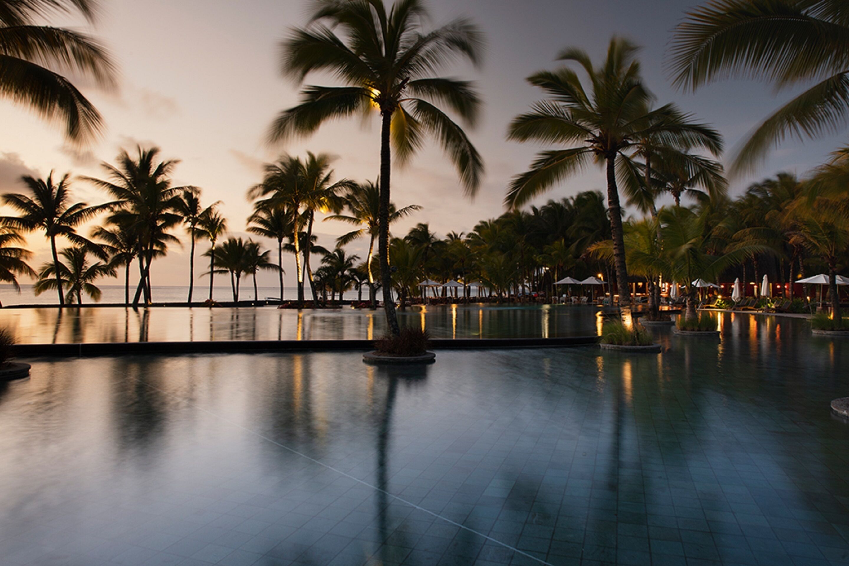 7 outdoor pools, pool loungers