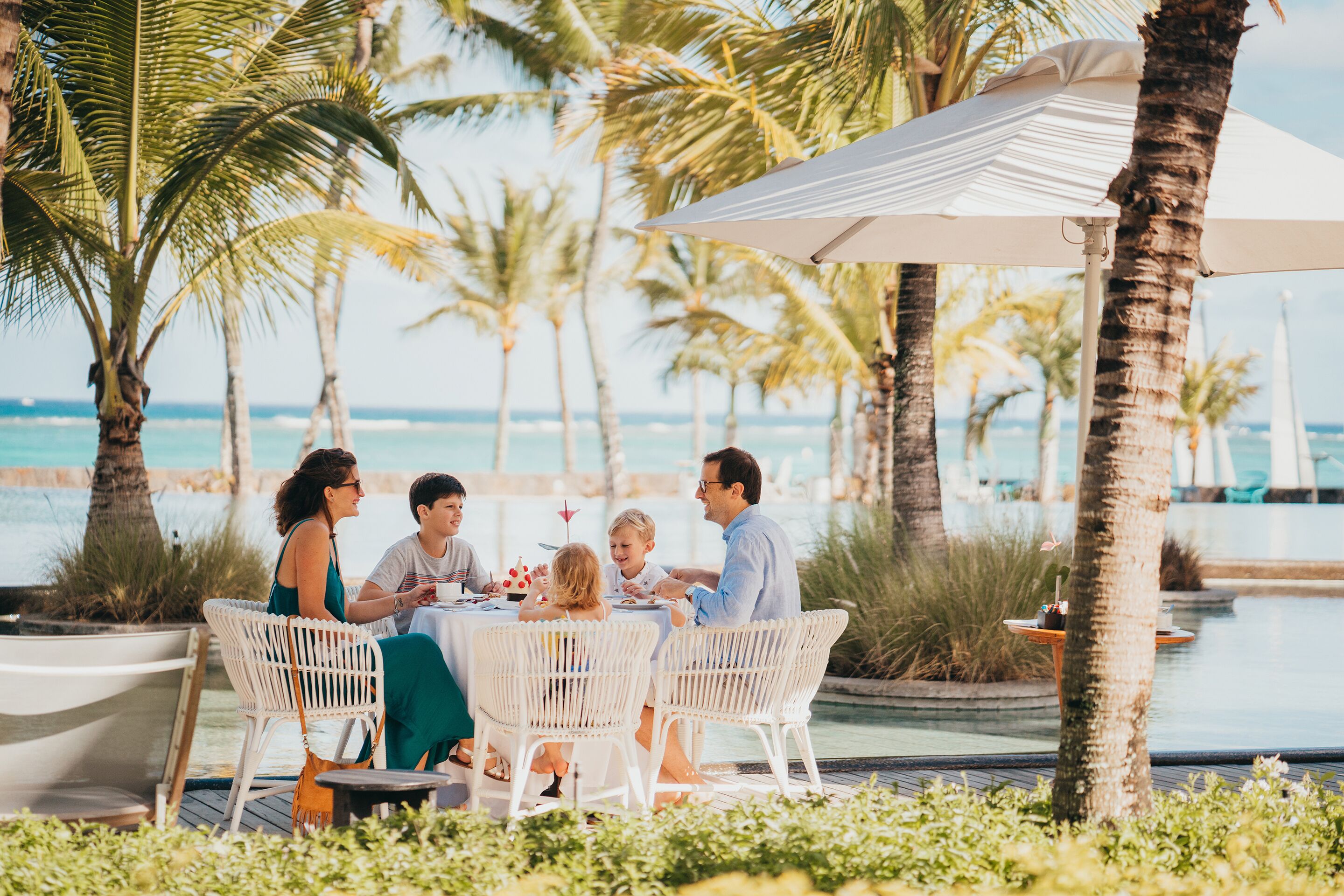 6 restaurants, breakfast, lunch, dinner served; international cuisine