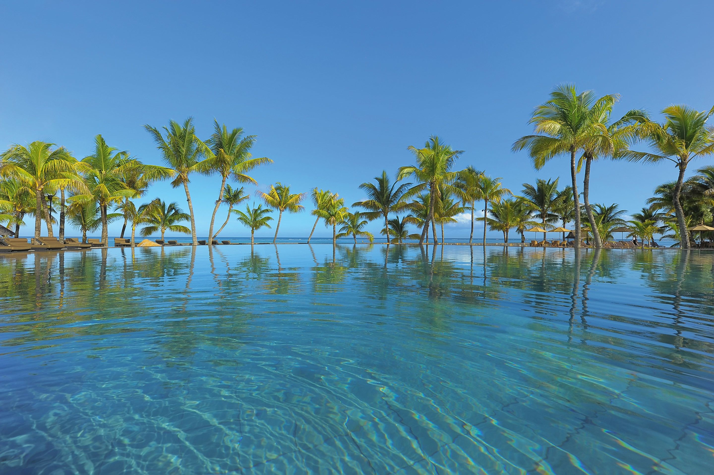 7 outdoor pools, sun loungers