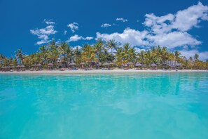Am Strand, Liegestühle, Sonnenschirme, Strandtücher