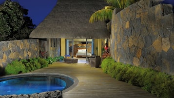 Minibar, in-room safe, desk, free WiFi