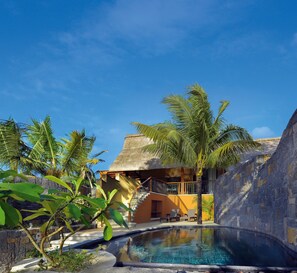 Beachfront Senior Pool Suite | Minibar, két bảo mật tại phòng, bàn 