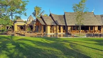 6 restaurants, breakfast, lunch, dinner served; international cuisine