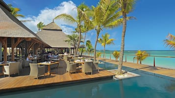 6 restaurants; breakfast, lunch, and dinner served