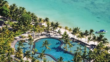 7 outdoor pools, sun loungers