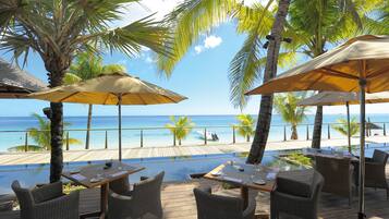 6 restaurants; ze serveren er ontbijt, lunch en diner