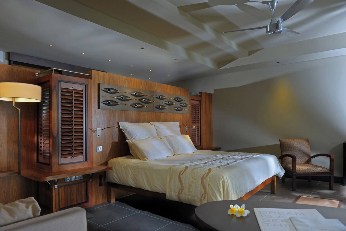 Minibar, in-room safe, desk, free WiFi