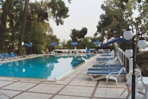 Seasonal outdoor pool - The Pendeli Hotel (Platres)