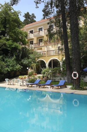Seasonal outdoor pool - The Pendeli Hotel (Platres)