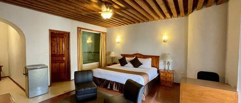 Luxury-Zimmer, 1 King-Bett, Stadtblick | Hochwertige Bettwaren, Schreibtisch, laptopgeeigneter Arbeitsplatz