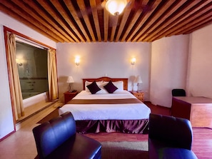 Luxe kamer, 1 kingsize bed, uitzicht op stad | Luxe beddengoed, een bureau, een laptopwerkplek
