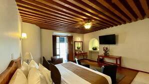 Luxury Room, 1 King Bed, City View | Premium bedding, desk, laptop workspace, blackout drapes - Hotel Puebla Plaza (Puebla)