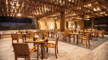 7 restaurantes; se sirven desayunos y cocina local e internacional