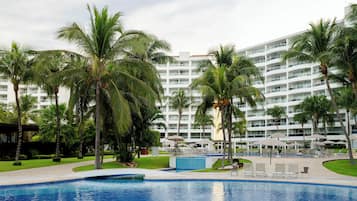 3 Außenpools, Cabañas (gegen Gebühr), Sonnenschirme