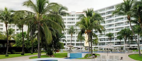3 piscinas al aire libre, cabañas de piscina (de pago), sombrillas