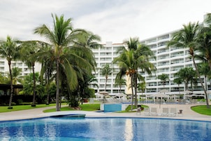 3 piscinas al aire libre, camas de piscina con cargo, sombrillas