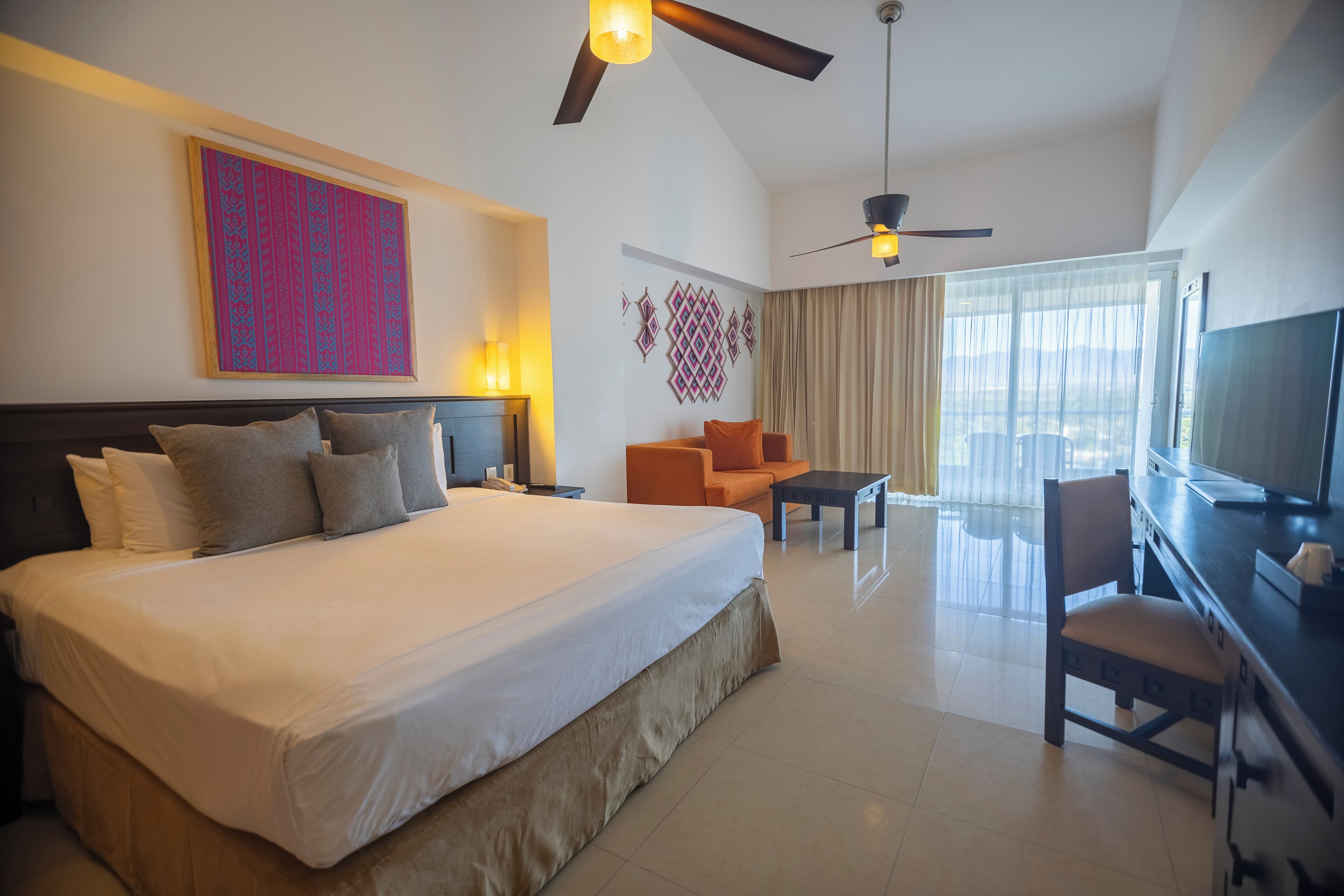 Suite junior, varias camas, vista a la montaña (Family) | Artículos del minibar gratis y caja de seguridad en la habitación 