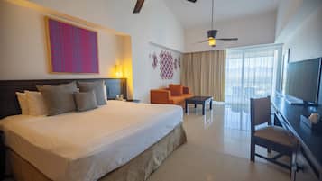 Suite junior, varias camas, vista a la montaña (Family) | Artículos del minibar gratis y caja de seguridad en la habitación
