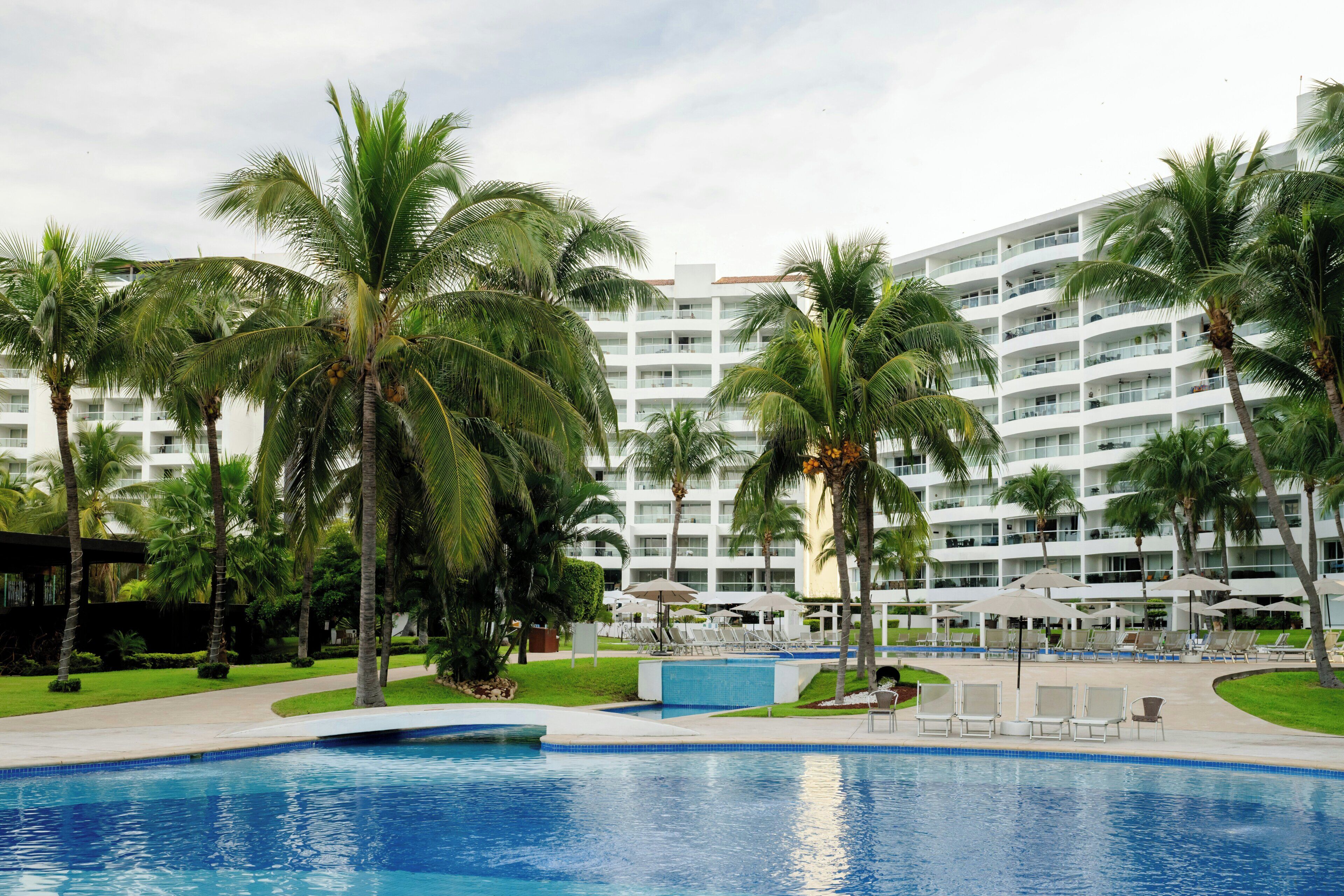 3 piscinas al aire libre, camas de piscina con cargo, sombrillas