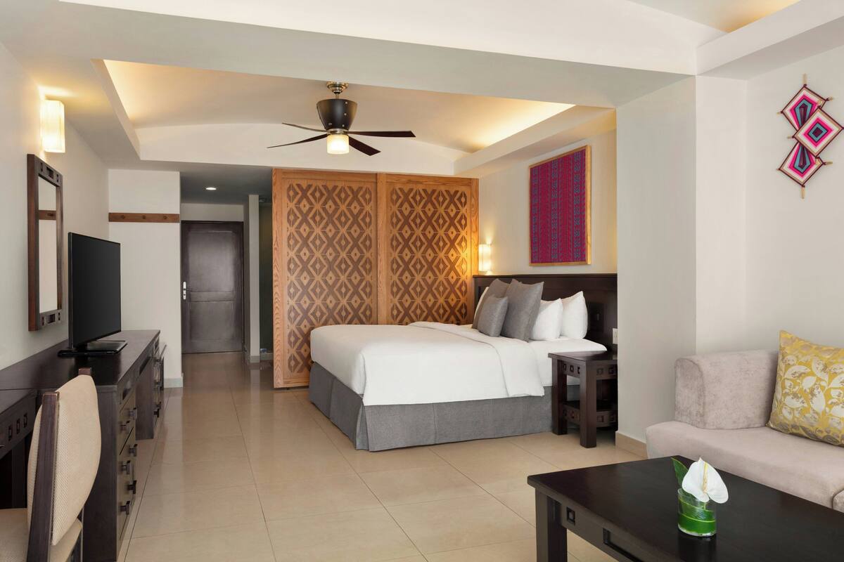Junior Suite, 1 King Bed, Partial Ocean View | Minibar (free items), in-room safe, desk, blackout drapes