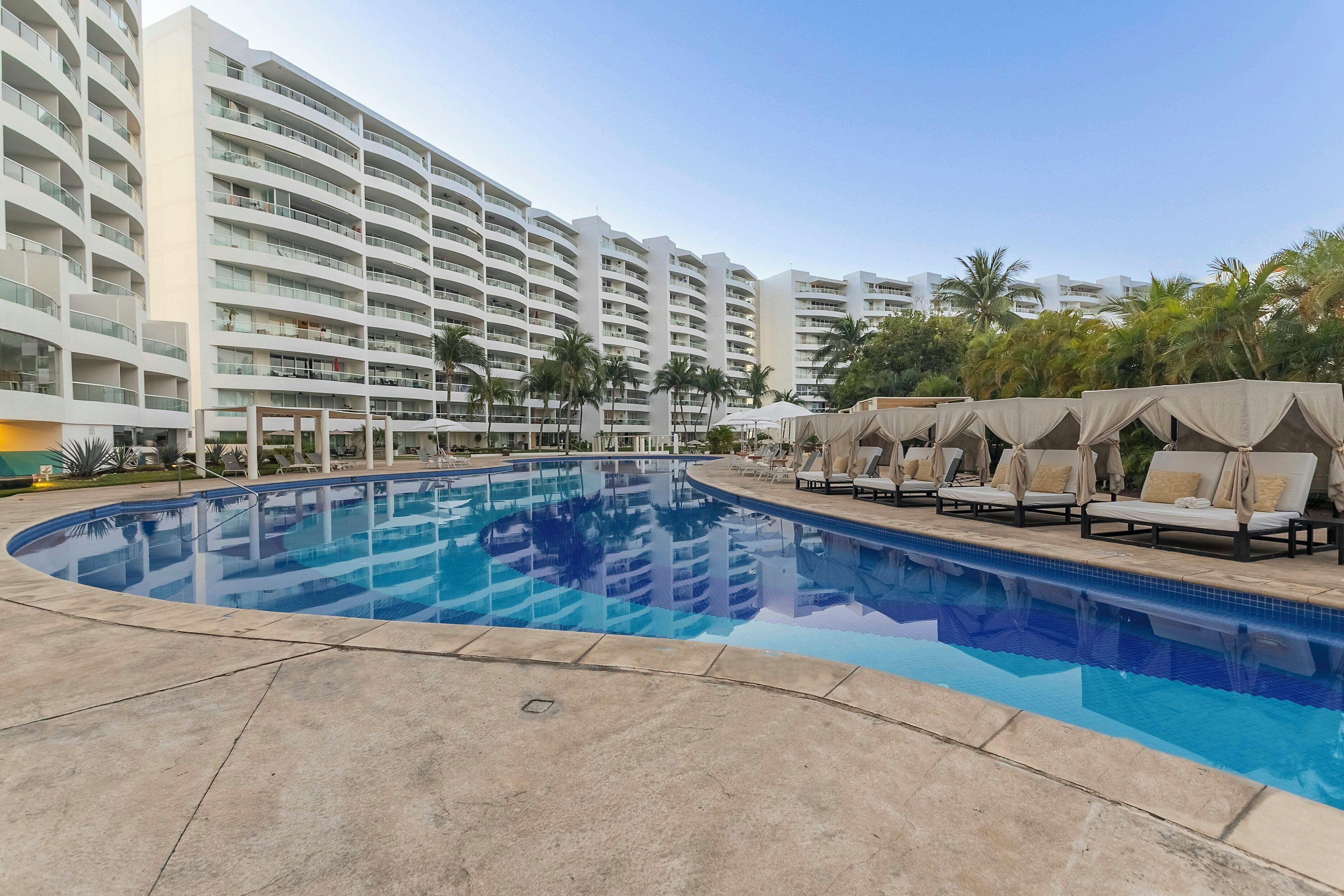 3 piscinas al aire libre, camas de piscina con cargo, sombrillas
