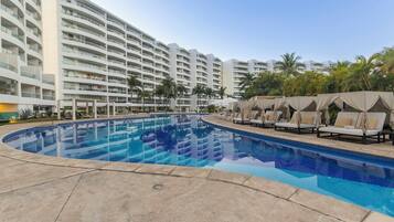 3 piscinas al aire libre, camas de piscina con cargo, sombrillas