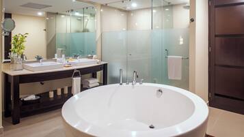 Suite junior, 1 cama King size, vista al océano (Fiesta Club) | Baño | Tina y regadera independientes y amenidades de baño gratuitas