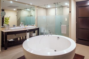Junior-Suite, 1 King-Bett, Meerblick (Fiesta Club) | Badezimmer | Badewanne und Dusche (separat), kostenlose Toilettenartikel