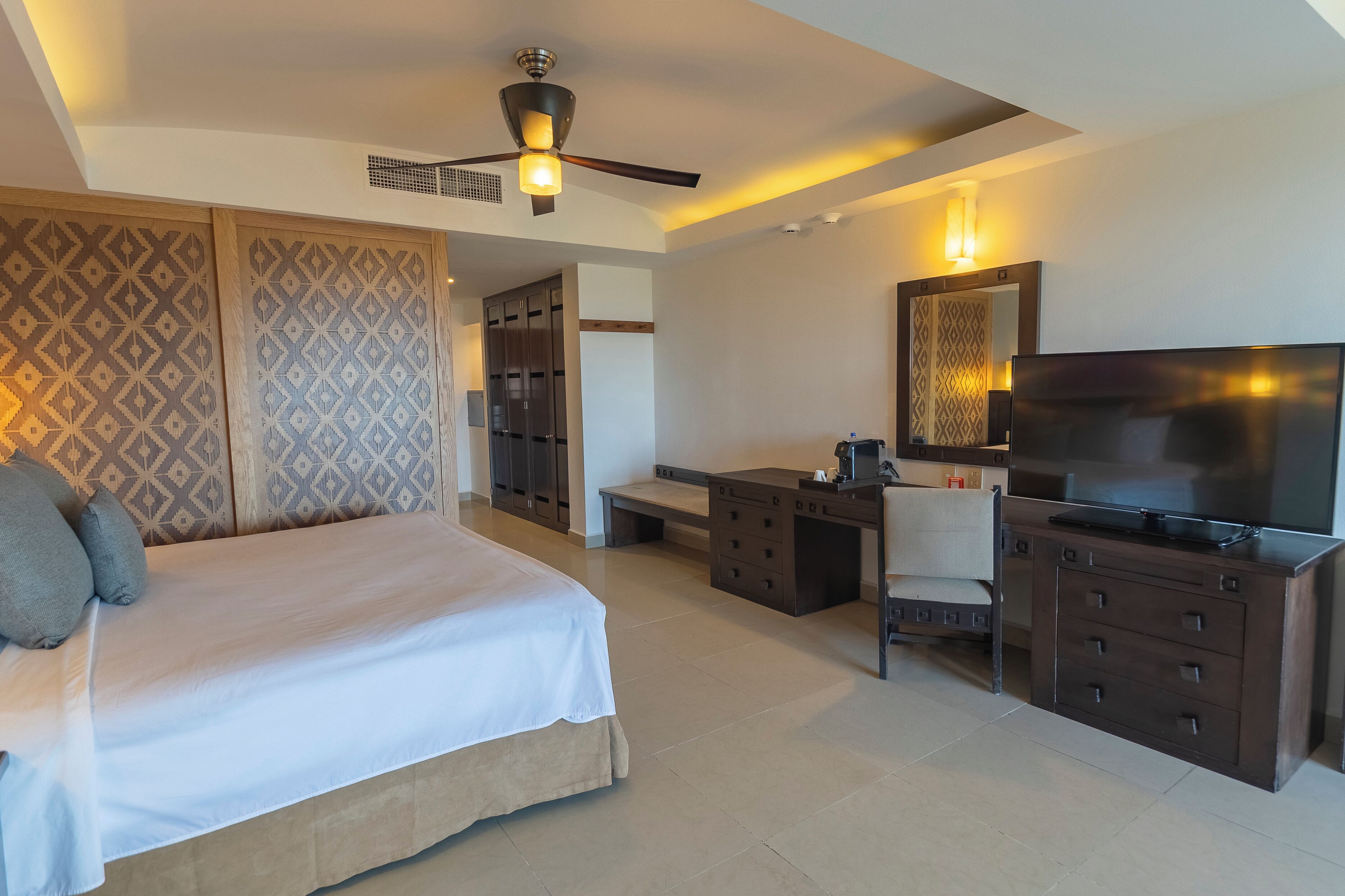Junior Suite, Mountain View | Free minibar, in-room safe, individually furnished, desk