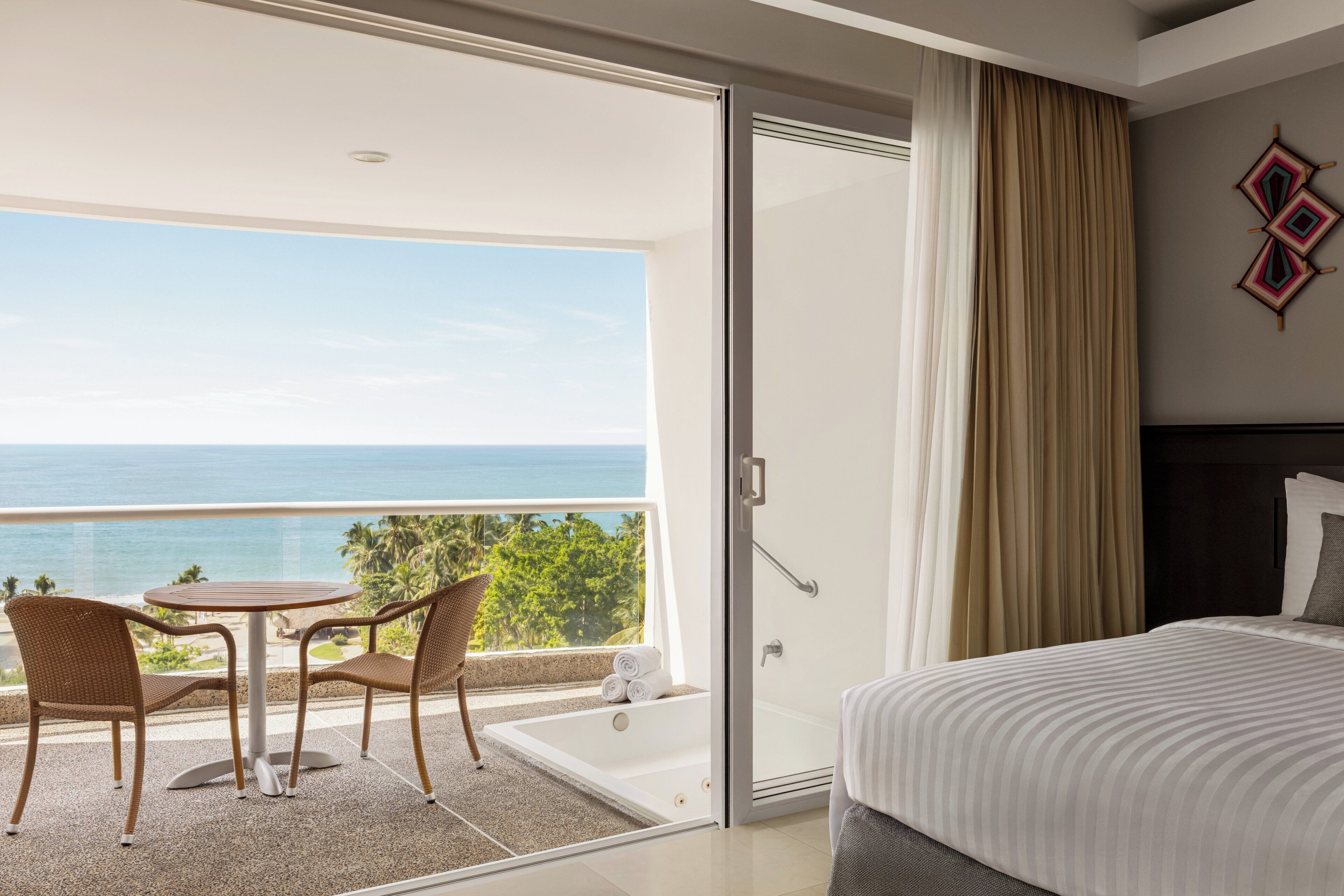 Artículos del minibar gratis y caja de seguridad en la habitación 