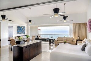 Minibar (inkludert), safe på rommet, individuelt innredet og skrivebord