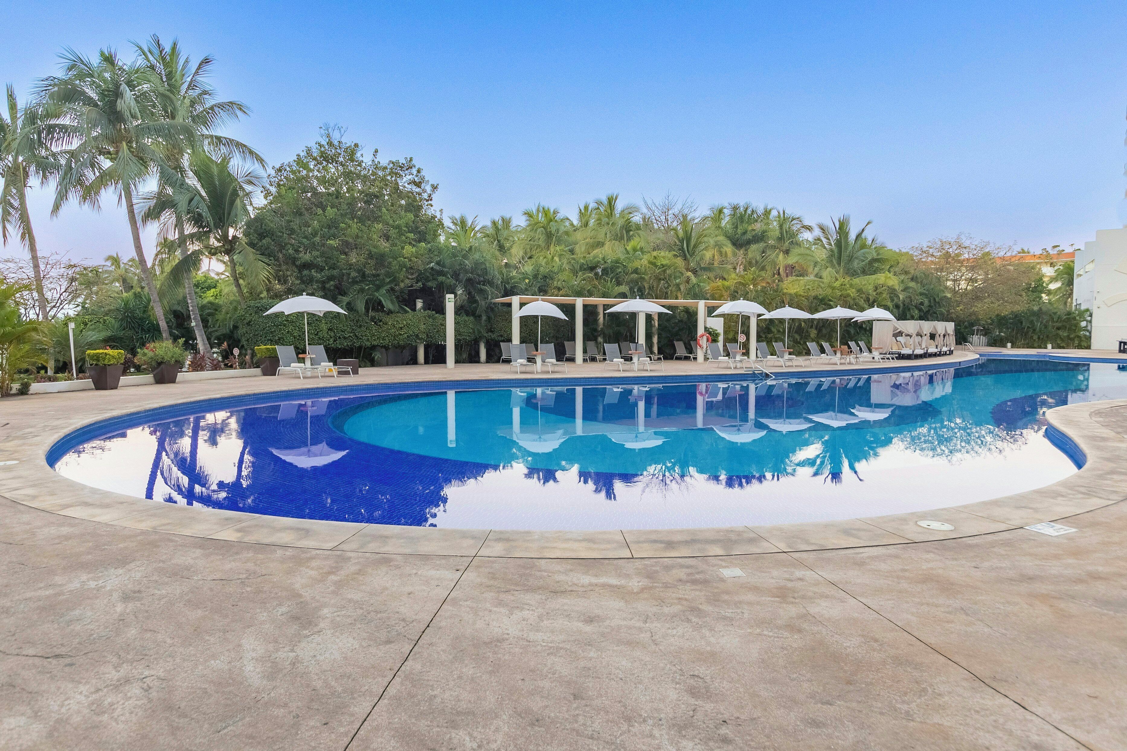 3 piscinas al aire libre, cabañas de piscina (de pago), sombrillas