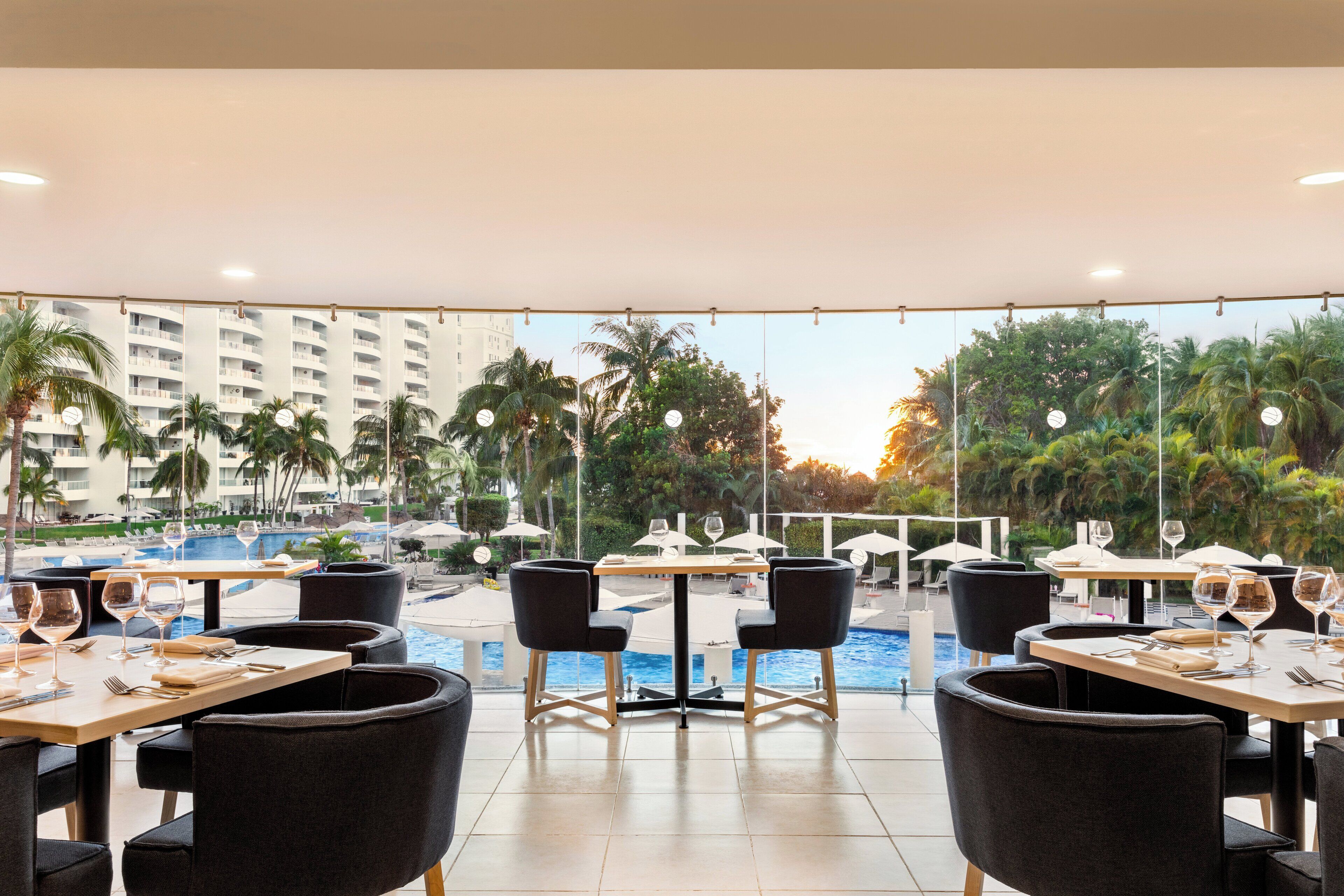 7 restaurantes; se sirven desayunos y cocina local e internacional 