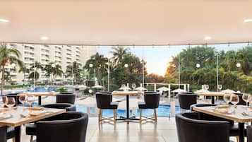 7 restoran dengan sajian hidangan lokal dan internasional