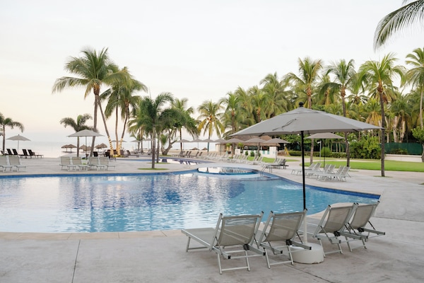 3 piscinas al aire libre, camas de piscina con cargo, sombrillas