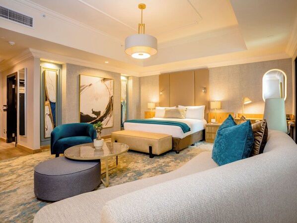 Allergitestade sängkläder, minibar och värdeförvaringsskåp på rummet