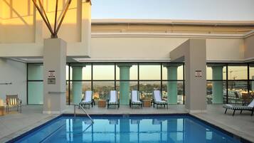 Piscine extérieure, chaises longues